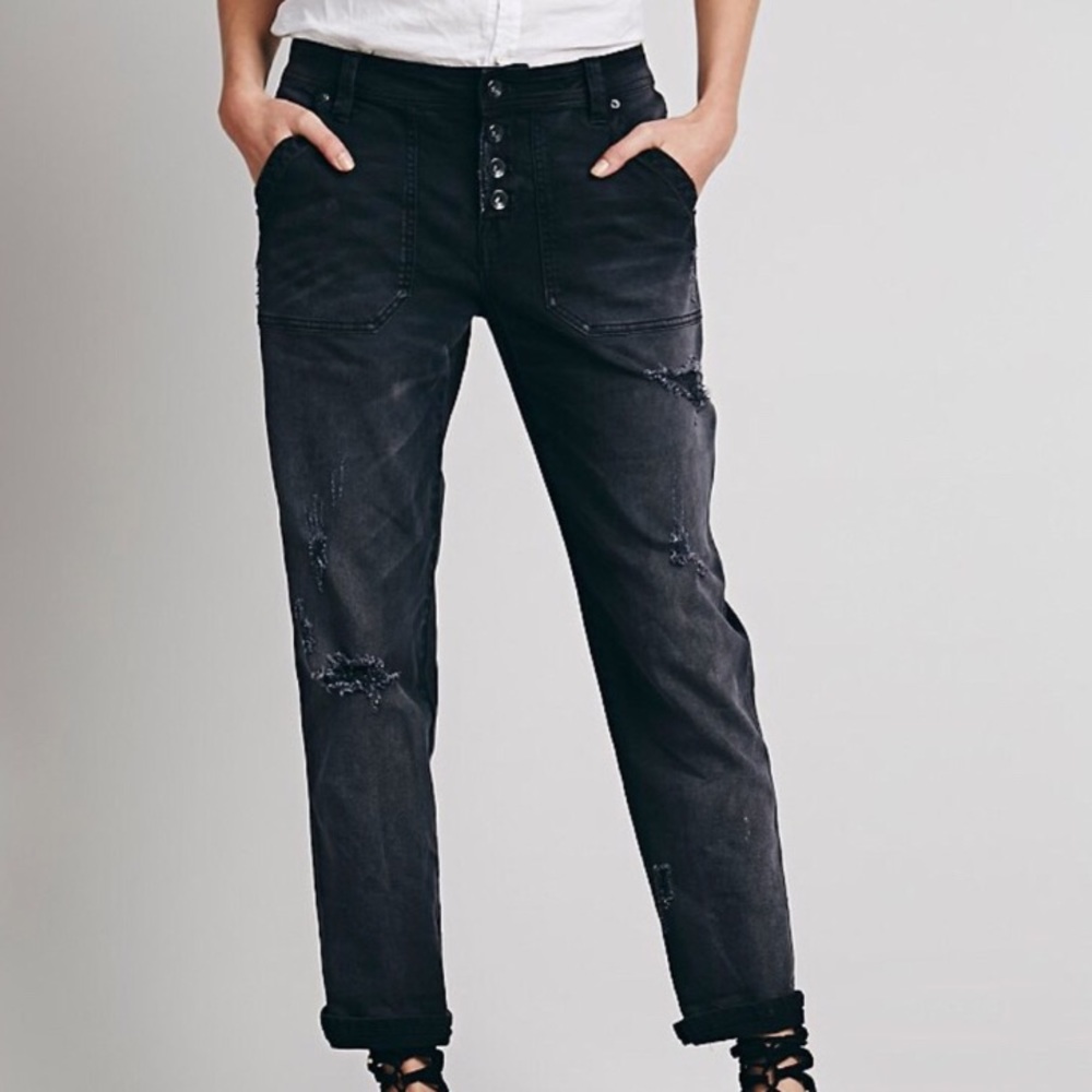 ✨ Free People black distressed jeans
